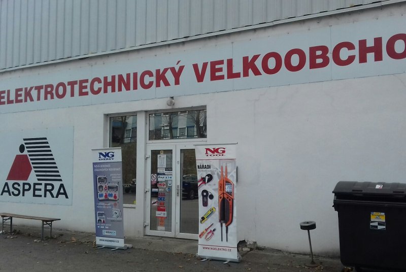 Páska s připevňovacím otvorem