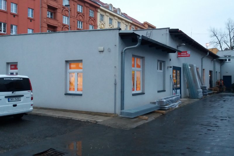 Páska s připevňovacím otvorem